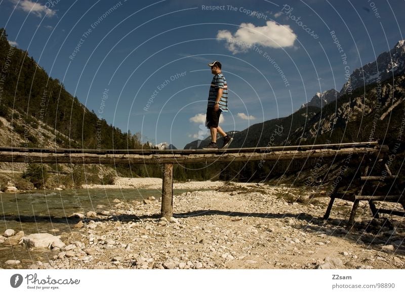 schmaler Grad gehen Grad Celsius Holz Wolken Bayern Bach Isar Sommer Mann Baseballmütze Stil lässig Brücke Pfosten Berge u. Gebirge isarursprung laufen Mensch