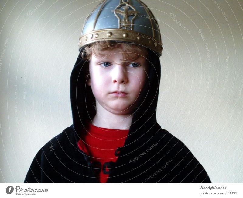 Prinz Hasenherz Helm Held Kind Junge Mangel verkleiden Märchen träumen Sehnsucht Trauer Denken wickinger boy Ritter Karneval Maske Traumprinz melancholi Sehne