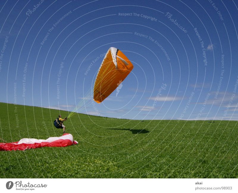 Groundhandling Gleitschirmfliegen Farbenspiel himmelblau Romantik Sonnenlicht Sonnenstrahlen Sonnenuntergang Abheben heimelig Bronze Gefühle Schwärmerei orange