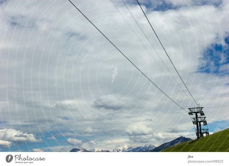 Sommerpause Sesselbahn Draht 3 Berghang Gras Wolken schlechtes Wetter Seil Berge u. Gebirge hoch oben aufwärts Strommast Himmel