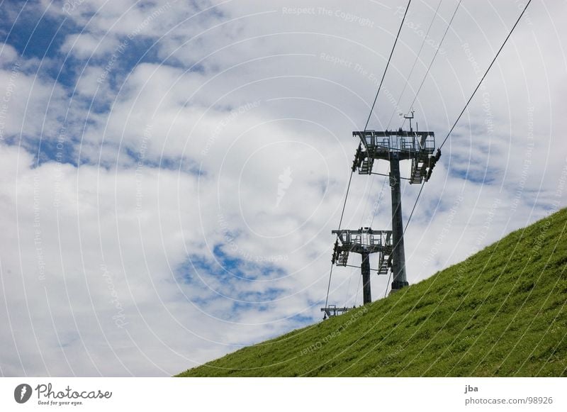 Sommerpause II Sesselbahn Draht 3 Berghang Gras Wolken schlechtes Wetter Seil Berge u. Gebirge hoch oben aufwärts Strommast Himmel