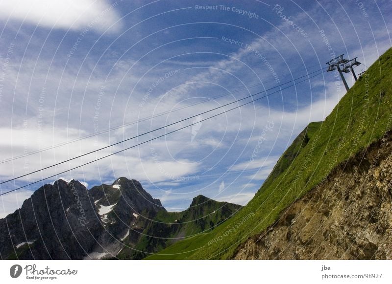 Sommerpause III Sesselbahn Draht 3 Berghang Gras Wolken schlechtes Wetter steil Demontage Seil Berge u. Gebirge hoch oben aufwärts Strommast Himmel Felsen