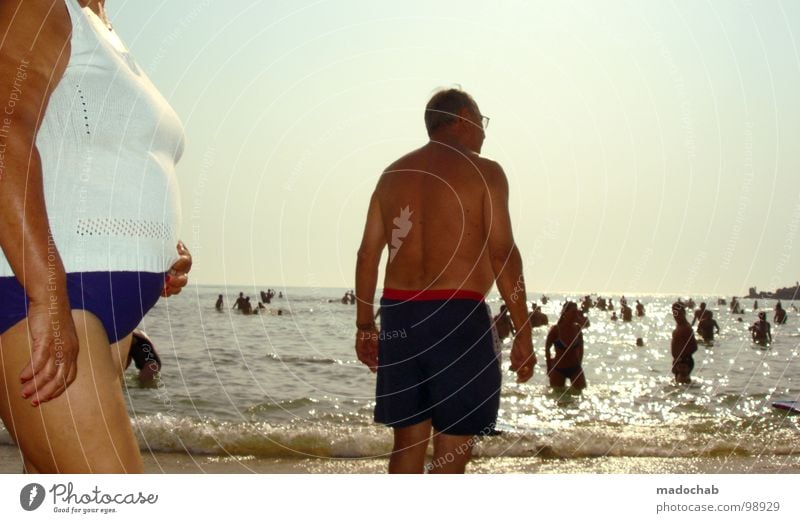 HUNGER Senior Frau Ferien & Urlaub & Reisen Strand Meer Erholung Wellness Bikini Fernweh Lifestyle alt Süden dick Badeanzug dünn mollig rund kopflos Mensch