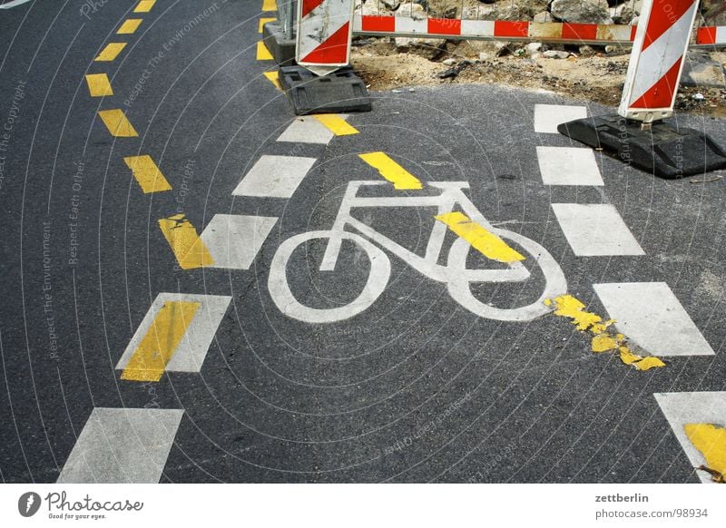 Baustelle Fahrrad Fahrbahn Strichellinie Umweg Umleitung Öffentlicher Personennahverkehr Unfall Unfallgefahr Wachsamkeit Straßenverkehr Verkehrsunfall