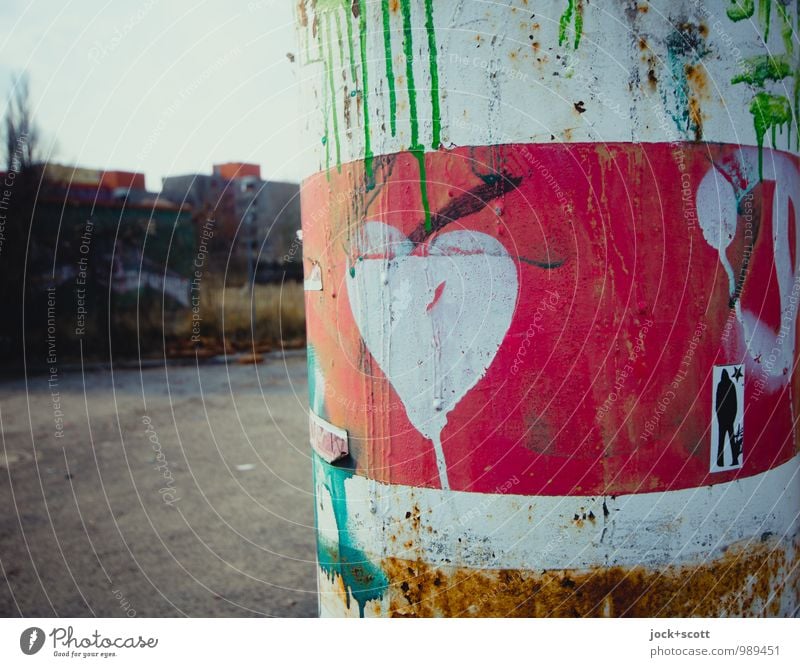 Herzkurve an der Stange Subkultur Straßenkunst Comic Wolkenloser Himmel Sommer Klimawandel Prenzlauer Berg Metall Rost Liebe dreckig einzigartig rot