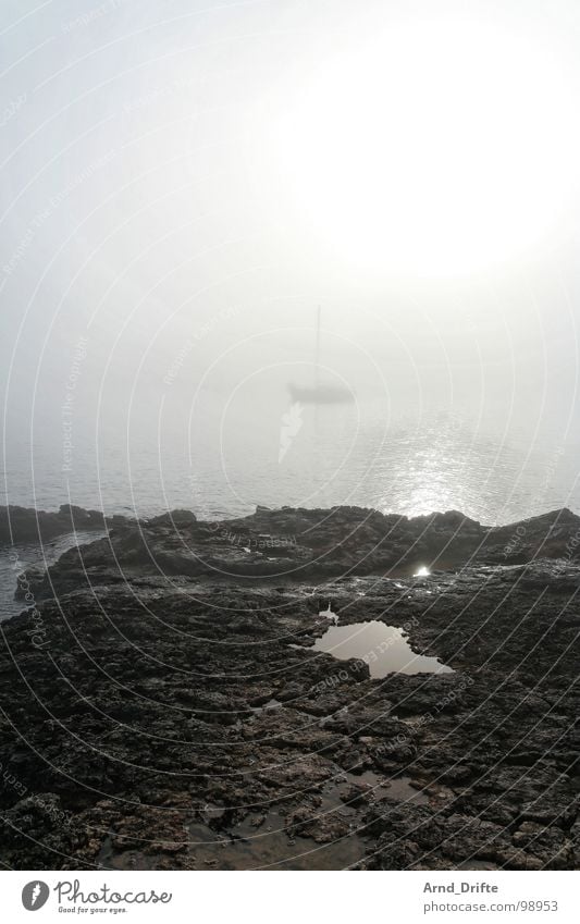 Schiff im Nebel Meer Wasserfahrzeug Segelboot Küste Pfütze Stein Morgennebel Strand Himmel Felsen Seil