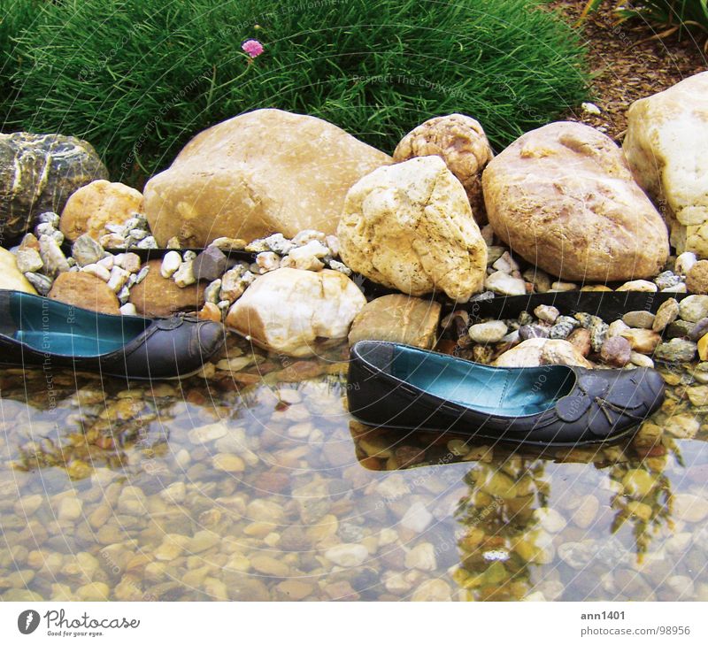 mini-boote legen an Schuhe Wasserfahrzeug Bach Reflexion & Spiegelung Sträucher Im Wasser treiben ankern Sommer Kühlung Blume Teich Strand ertrinken Fluss