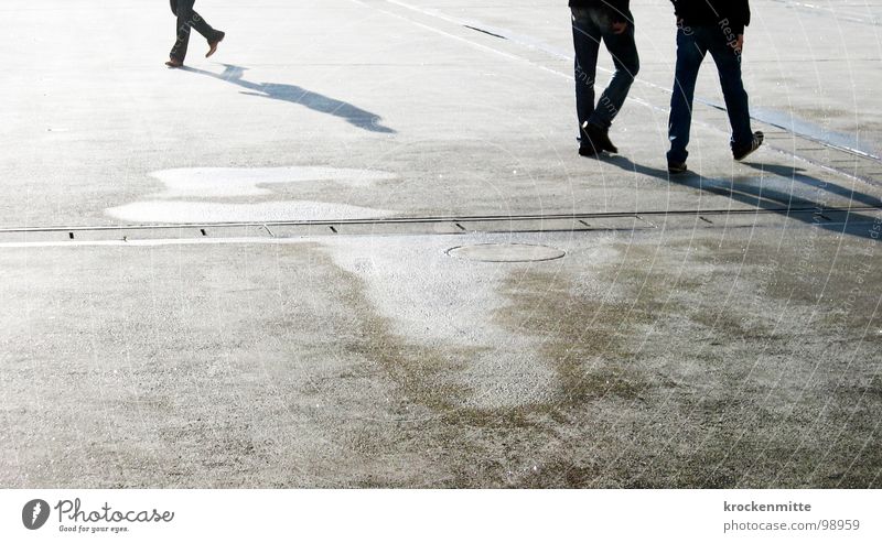 getrennte Wege Platz gehen Überqueren Richtung Mittagspause entgegengesetzt Freundschaft Paar Individualist Verkehrswege Mensch mehrere Schatten Linie paarweise