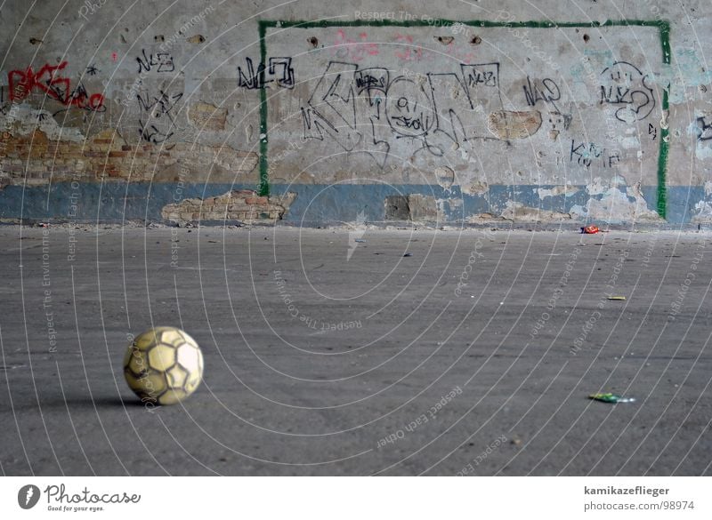 bolzplatz Fußball Tor Fußballplatz Mauer Betonboden Garage Ball Backstein Fußballtor Spielen Dose Staub Graffiti schießen Schuss grün blau gelb