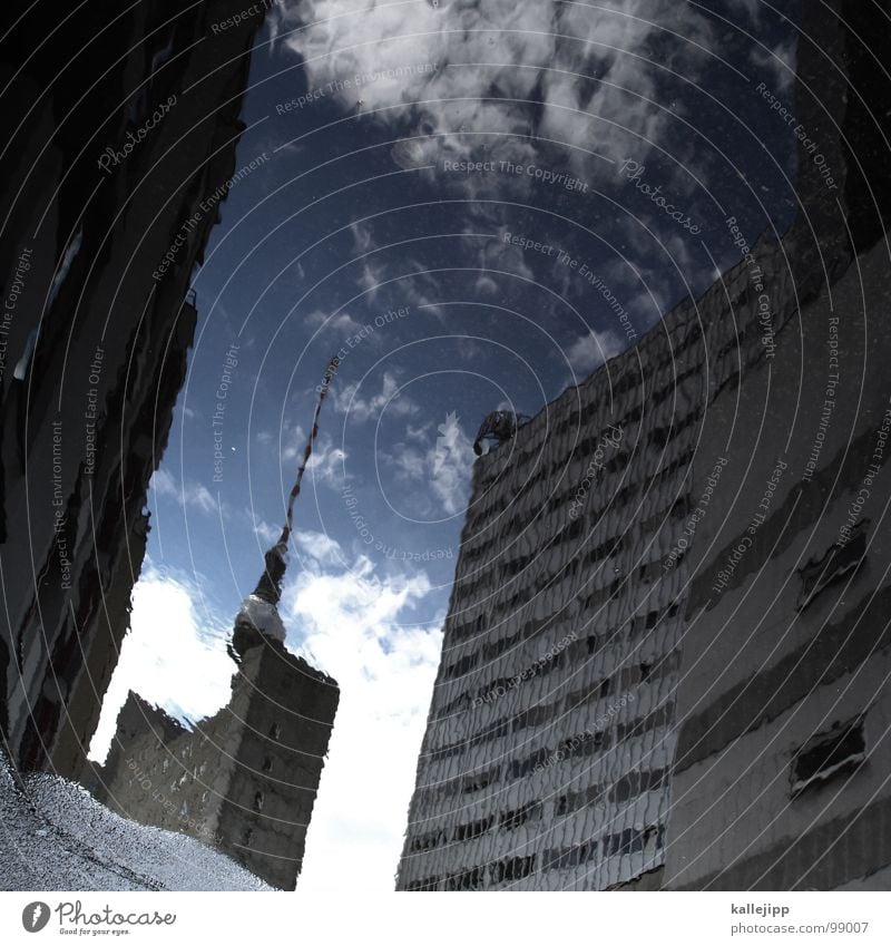 berlin steht kopf Pfütze Funkturm Wahrzeichen Unwetter Pause Hinterhof Alexanderplatz Tourist Tourismus Kunst Osten Sightseeing Hochhaus Berlin Hauptstadt