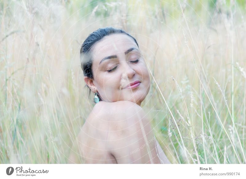 Madame R. IV Frau Erwachsene 1 Mensch 30-45 Jahre Natur Landschaft Wiese Feld Schmuck Haare & Frisuren schwarzhaarig Erholung Lächeln sitzen hell schön feminin