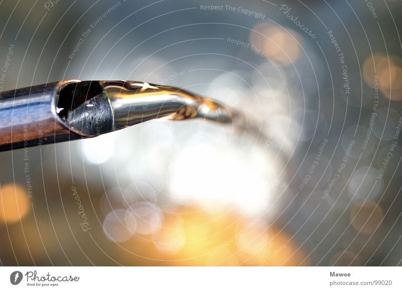 Wasser fließt in Unschärfe fließen Pastellton Licht ruhig Stimmung Makroaufnahme Nahaufnahme Fluss Gieskanne Wassertropfen Klarheit Reflexion & Spiegelung