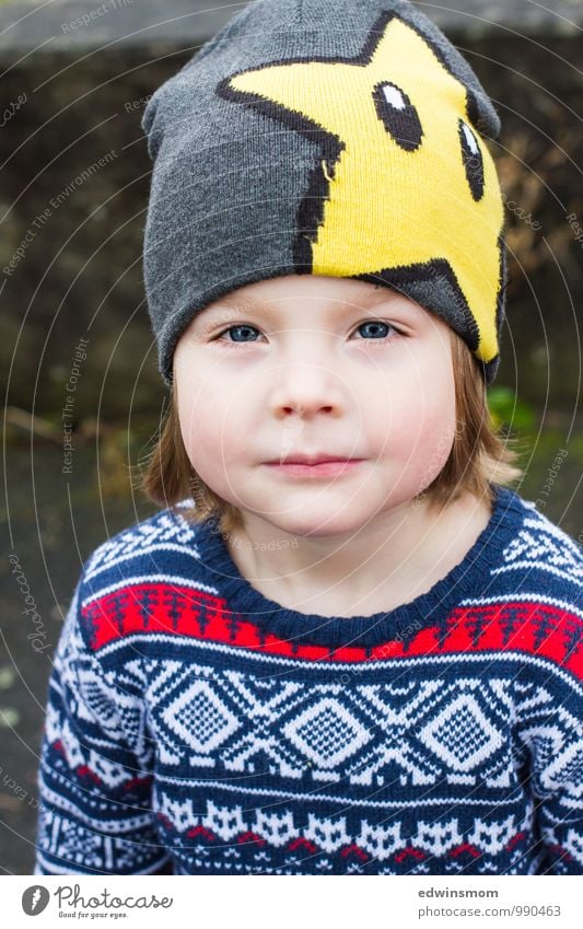 Coole Mütze Winter Kind Junge Kindheit Gesicht 1 Mensch 3-8 Jahre Pullover blond Lächeln Blick warten blau gelb grau Coolness Farbfoto Außenaufnahme Tag Porträt