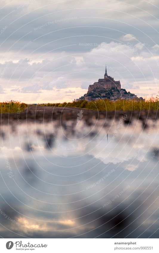 Mont St. Michel im Spiegel Landschaft Wolken Horizont Sonnenaufgang Sonnenuntergang Sommer Mont St.Michel Kirche Bauwerk Gebäude Architektur Sehenswürdigkeit