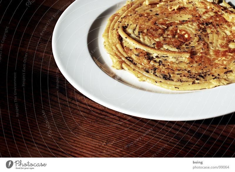 Vollmond Makkaroni Nudeln Teigwaren Pfannkuchen Omelett Speise Beilage Fett lecker herzhaft Kinderteller Spirale Teller Butter Käse Kräuter & Gewürze Freude