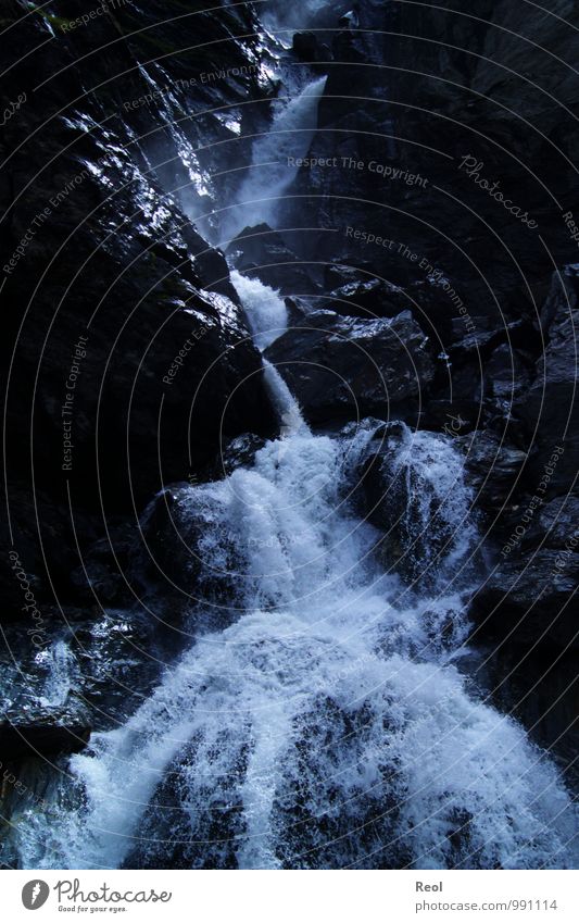 Bergab Umwelt Natur Urelemente Wasser Wassertropfen Alpen Berge u. Gebirge Wasserfall Felsen feucht Fluss Bach blau schwarz weiß Wasserdampf Stein Felswand