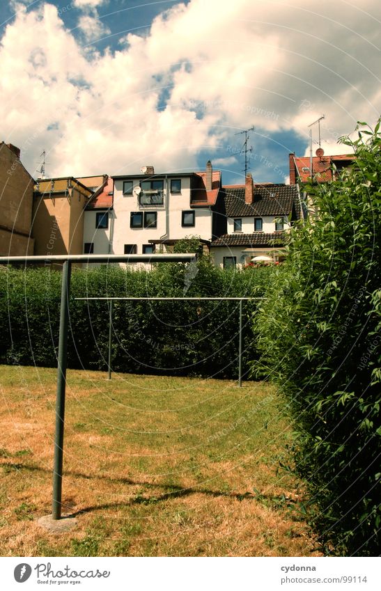 Schon trocken... Weimar Stadt leer Einsamkeit Tod Haus Fassade Mauer Dach Bildaufbau Fenster gehen normal einzigartig Sommer kalt trist Langeweile Hinterhof