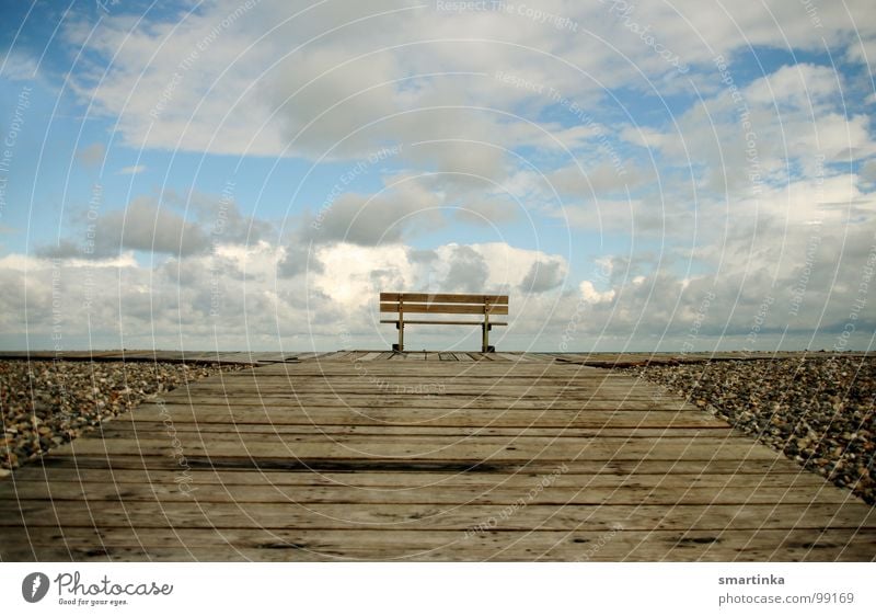 Mut zur Mitte Sitzgelegenheit Aussicht Einsamkeit ruhig Wolken Horizont Lieblingsplatz Holz Himmel Bank Raum leer Ferne Erholung Ruhe haben