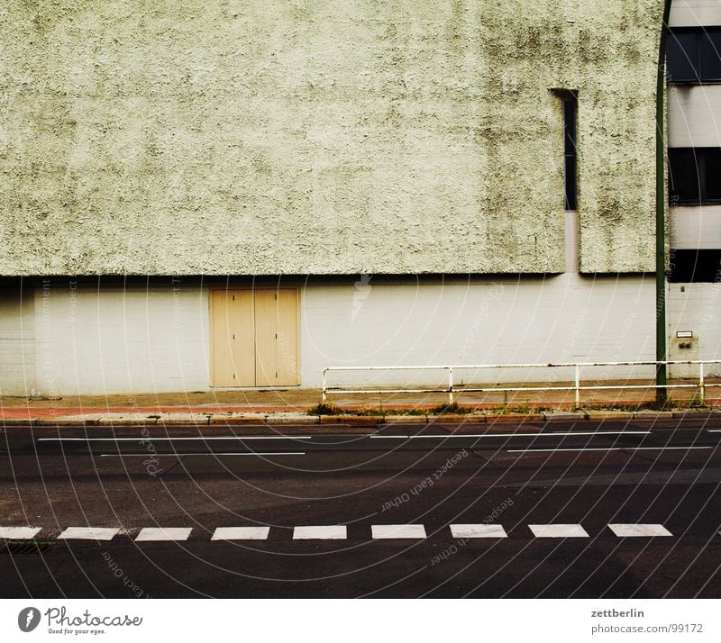 Kirche Gotteshäuser Neubau Beton Haus Wand Mauer leer ausdruckslos Menschenleer Fahrbahn Fahrbahnmarkierung Strichellinie Asphalt Architektur heilig Gebäude