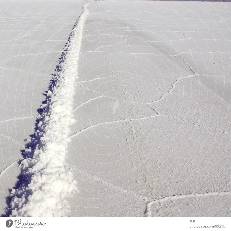 white line Salzsee weiß Spuren Rauschmittel Salzwüste Kristallstrukturen Verdunstung verdursten Südamerika Stein Mineralien Wüste salt Salt Lake desert Schnee