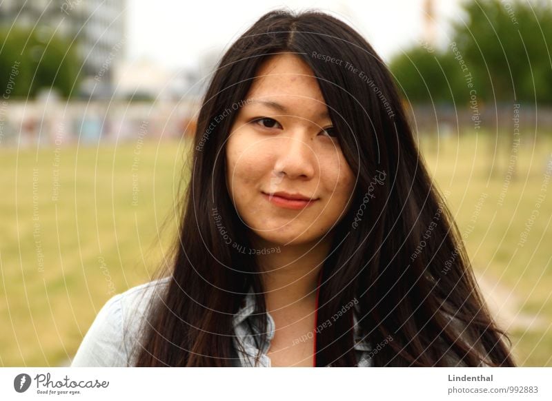 Berlin Portrait F#1 Haare & Frisuren Gesicht Frau Erwachsene Lippen Wiese schwarzhaarig grün rot Asiate Berlin-Mitte Lächeln lachen Farbfoto Außenaufnahme Tag