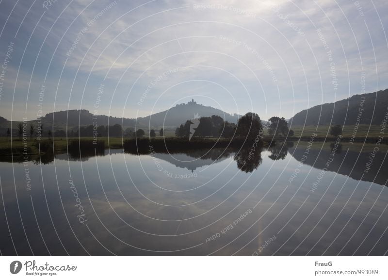 Ruhe Natur Landschaft Wasser Himmel Wolken Schönes Wetter Baum Sträucher Hügel Seeufer Menschenleer Burg oder Schloss ruhig Reflexion & Spiegelung Nebel