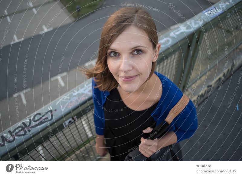 vogelperspektive Lifestyle feminin Junge Frau Jugendliche Erwachsene 1 Mensch 18-30 Jahre ästhetisch schön Glück Lächeln Weitwinkel Porträt Farbfoto