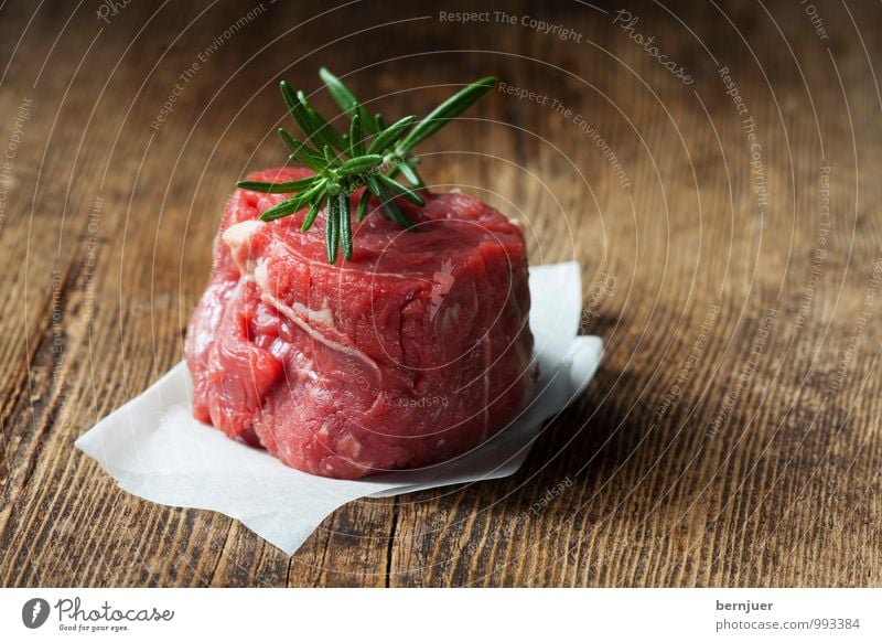 roh Lebensmittel Fleisch Ernährung Bioprodukte gut natürlich braun rot Rinderfilet Steak Holzbrett rustikal Rosmarin Rindfleisch Teile u. Stücke Papier saftig