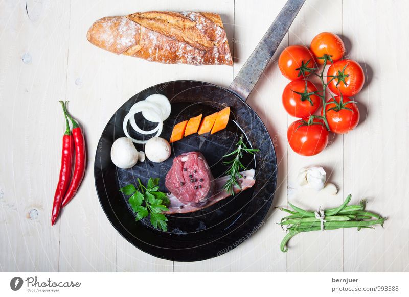 Making of Lebensmittel Fleisch Gemüse Teigwaren Backwaren Ernährung Pfanne gut rot weiß Rinderfilet Steak Rindfleisch roh Tomate Baguette Chili Zwiebel