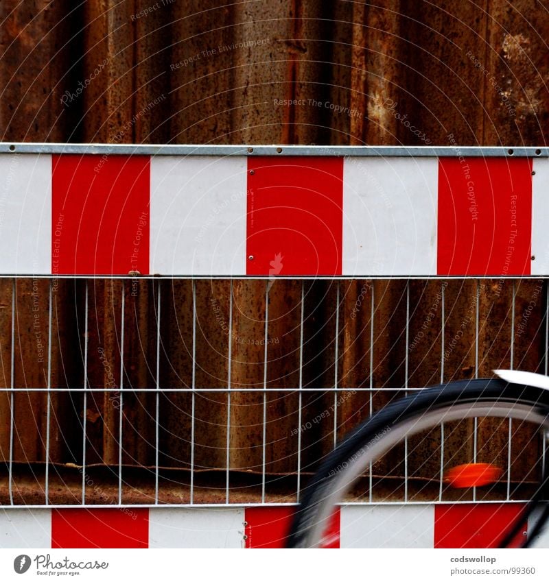 fahrradstreifen Zaun Sicherheit Baustelle Fahrrad rot Rust weiß Arbeit & Erwerbstätigkeit Straßenbau z Schutzblech Hinweisschild Verkehr Freizeit & Hobby wheel