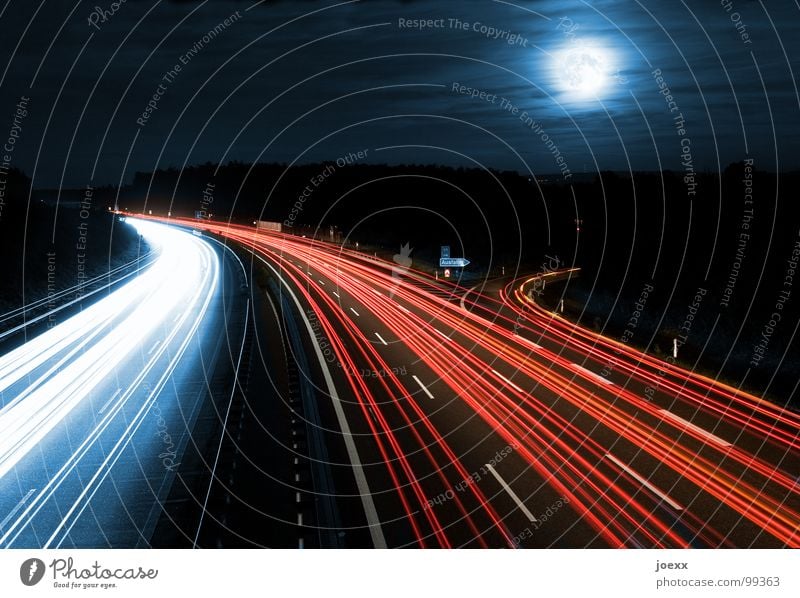 Ausfahrt zum Mond abbiegen Autobahnausfahrt Berufsverkehr Biegung Fahrbahn Fahrbahnmarkierung Hauptstraße Eile Himmel Kurve Wegbiegung Langzeitbelichtung