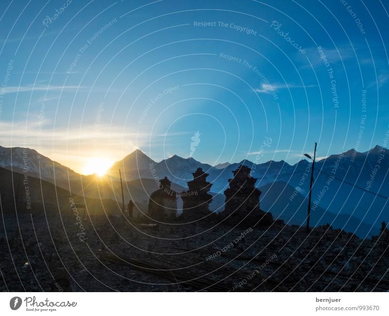 Stupas Natur Landschaft Schönes Wetter Berge u. Gebirge Gipfel Schneebedeckte Gipfel authentisch Nepal Himalaya 3 Chörten Religion & Glaube Buddhismus Sommer