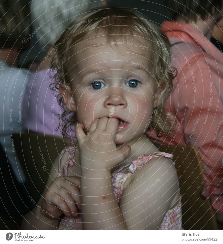 können_diese_AUGEN_lügen? unschuldig niedlich süß Schüchternheit Kind Zeit Nachkommen Kleinkind kleines mädchen offener Blick Locken schnucki little girl sitzen