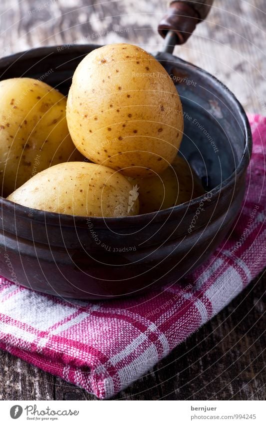 Kartoffeltopf Lebensmittel Gemüse Topf Pfanne Billig gut Appetit & Hunger Kartoffeln Küchenhandtücher Kupfertopf rustikal Holz kochen & garen 4 Menschenleer