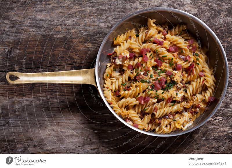 Schinkennudeln Lebensmittel Fleisch Teigwaren Backwaren Suppe Eintopf Abendessen Pfanne einfach Billig gut gelb Ehrlichkeit Nudeln Pasta Snack rustikal