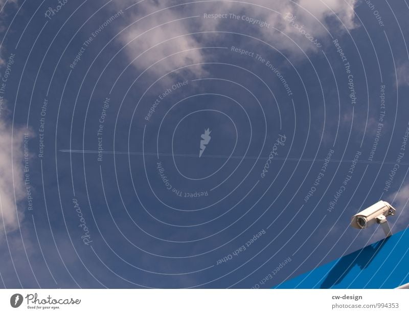 Achtung: Dieser Platz wird videoüberwacht Haus Videokamera Fotokamera Unterhaltungselektronik Telekommunikation Himmel Wolken Sonnenlicht Schönes Wetter