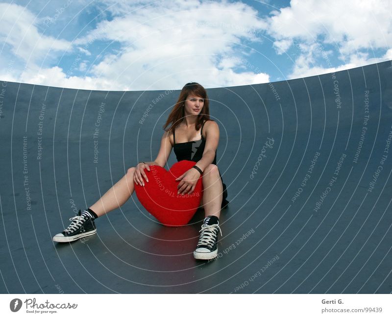 wishin' Frau Junge Frau schön Freundlichkeit dünn langhaarig feminin Herz himmelblau Wolken schlechtes Wetter Sehnsucht Seitenblick Symbole & Metaphern