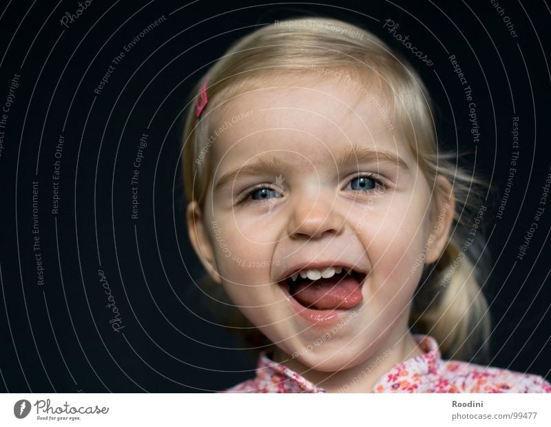 100% werbewirksam Kind Mädchen Kleinkind süß niedlich Kindergarten Junge Fröhlichkeit Unbekümmertheit Porträt klein ungeheuerlich Ärger Gesichtsausdruck rotzig