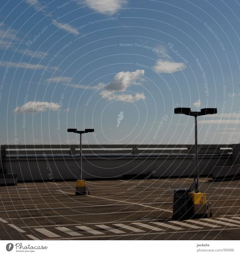 Skypark II Lampe Himmel Wolken Bahnhof Parkhaus Verkehrswege Beton Stuttgart Parkdeck Asphalt Parkplatz Sechziger Jahre Laterne Müllbehälter Kaufhof Deck10