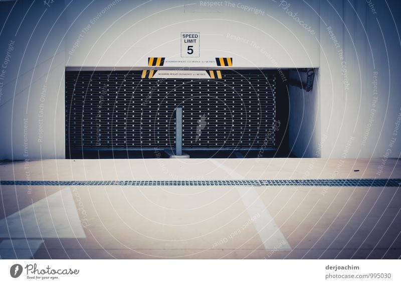 Fahrspur-Links zeigt die  Tiefgarage Einfahrt an. Das Eingangstor ist geschlossen. Speed 5 Km. Design harmonisch Garage Schönes Wetter Garagentor Queensland