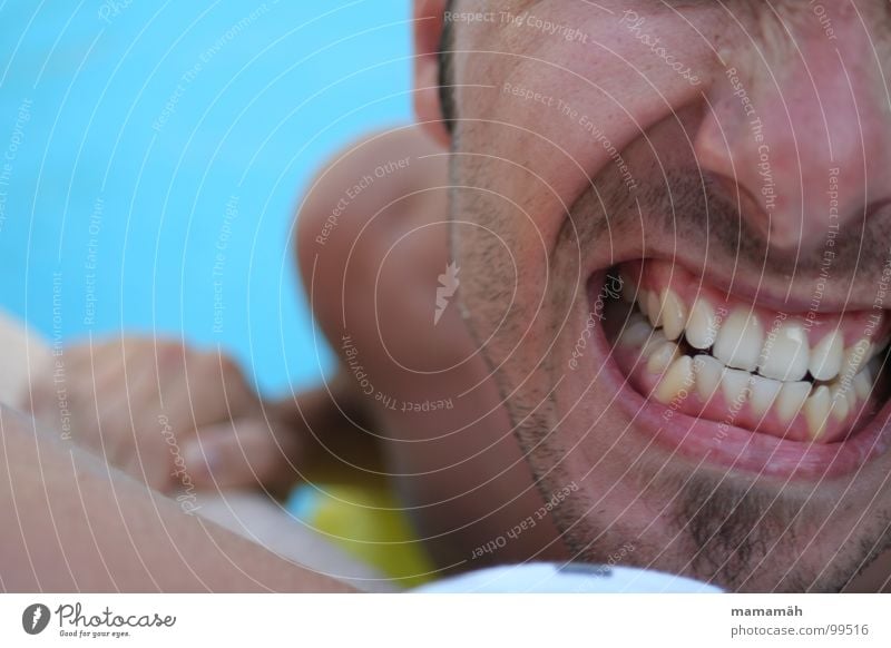 Zähnefletscherei Farbfoto Außenaufnahme Gesicht Ferien & Urlaub & Reisen Schwimmbad Mensch maskulin Junger Mann Jugendliche Nase Mund Lippen Bart Hand 1