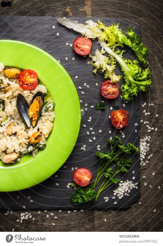 Risotto mit Miesmuscheln, Salat Blätter und Tomaten Lebensmittel Meeresfrüchte Gemüse Salatbeilage Kräuter & Gewürze Ernährung Mittagessen Abendessen Büffet