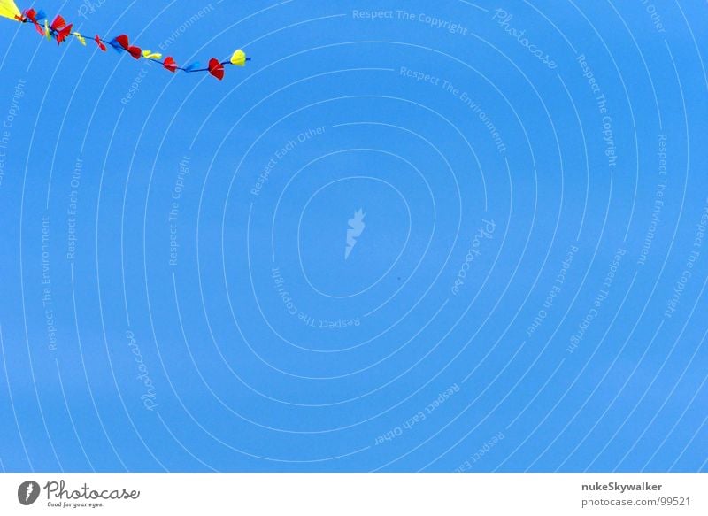 Drachenschwanz azurblau Kiting Schwanz Abheben Kinderspiel Fluggerät Strand Ameland Sehnsucht Windkraftanlage Spielen Himmel Schönes Wetter Ende Stabilisierung