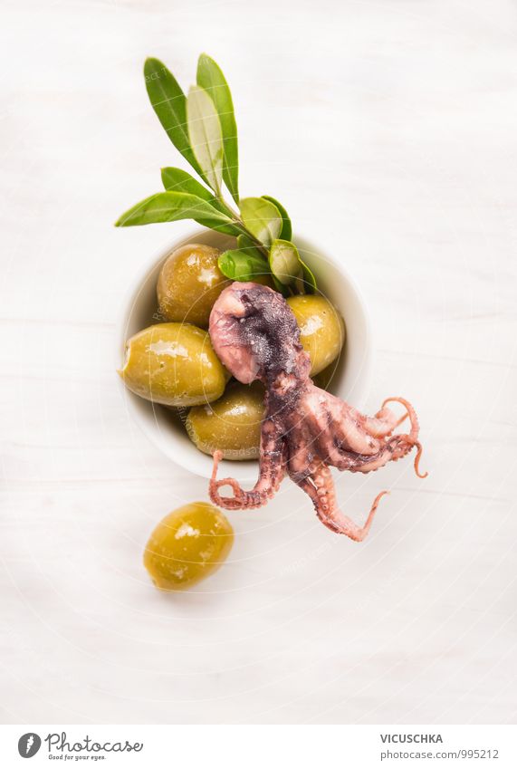 Oliven mit Baby Octopus auf weiß Holztisch Lebensmittel Fisch Gemüse Kräuter & Gewürze Öl Ernährung Büffet Brunch Bioprodukte Vegetarische Ernährung Diät