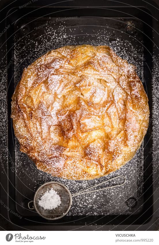 Runde Filloteigkuchen mit Puderzucker Sieb auf Backblech Lebensmittel Teigwaren Backwaren Kuchen Dessert Ernährung Festessen Geschirr Stil Design Küche