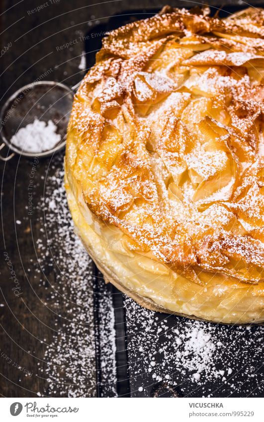 Filloteig Kuchen mit Puderzucker auf Backblech Lebensmittel Dessert Mittagessen Festessen Lifestyle Stil Design Küche filo Filoteig Phylo Yufka Blätterteig