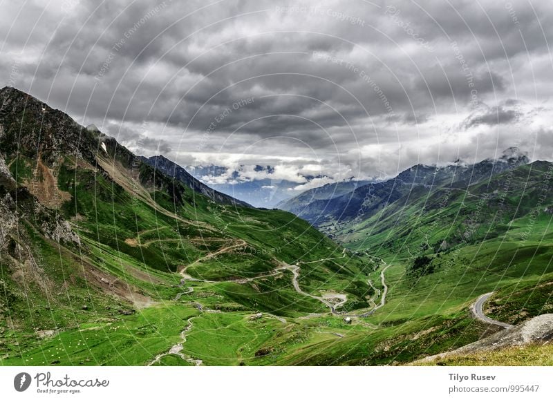 Blick über das Tal schön Winter Berge u. Gebirge Umwelt Natur Landschaft Himmel Wolken Hügel natürlich grün weiß Farbe Beautyfotografie Aussicht vorbei