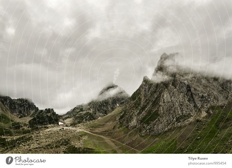 Bewölkte Hügel schön Winter Berge u. Gebirge Umwelt Natur Landschaft Himmel Wolken natürlich grün weiß Farbe Beautyfotografie Aussicht vorbei beeindruckend Höhe