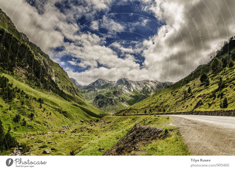 Straße durch die Pyrenäen Berge schön Ferien & Urlaub & Reisen Winter Berge u. Gebirge Umwelt Natur Landschaft Himmel Wolken Hügel Platz natürlich grün weiß