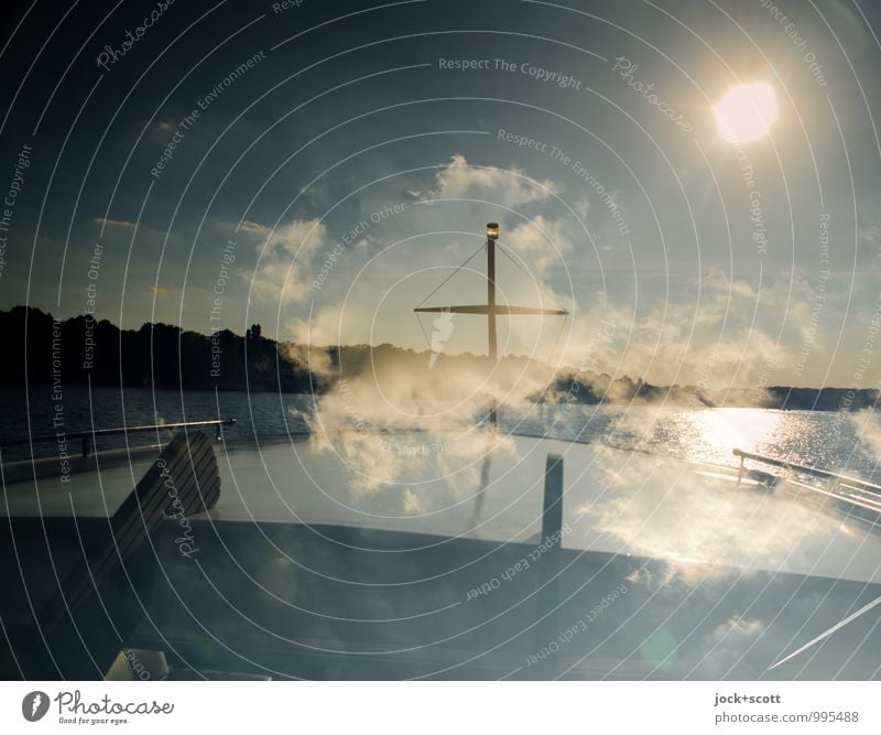 kleines Traumschiff Bootsfahrt Wolken Schönes Wetter See Binnenschifffahrt Schiffsbug Kreuz maritim Stimmung Geborgenheit Freiheit Warmes Licht Doppelbelichtung